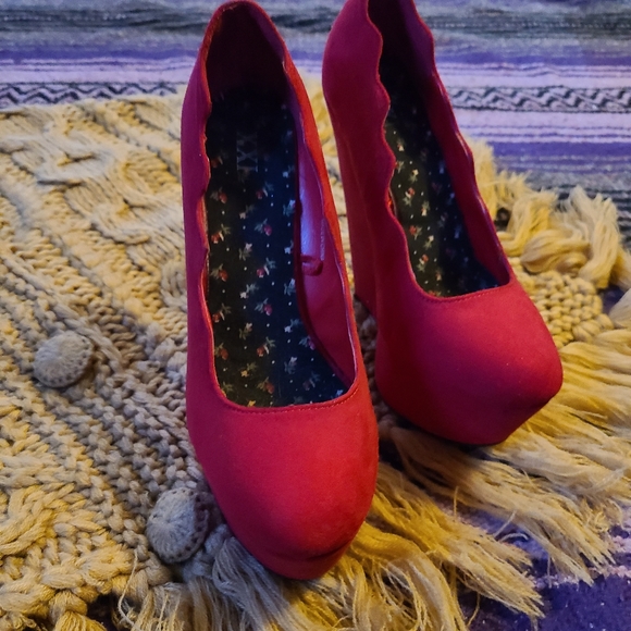 Red Scallop Detail Super High Wedge Heel - Picture 6 of 8